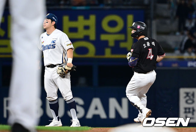 3일 오후 창원 NC파크에서 ‘2023 신한은행 SOL KBO 포스트시즌 플레이오프’ 4차전 NC 다이노스와 KT 위즈의 경기가 열렸다.3회초 1사 2루 상황 KT 오윤석이 안타를 날리고 수비가 빈 2루를 향해 뛰어 세이프되고 있다. 2023.11.03 / dreamer@osen.co.kr