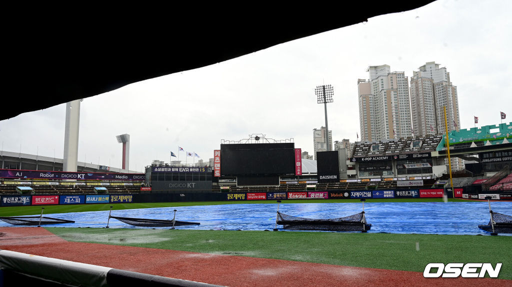 5일 오후 수원 KT위즈파크에서 ‘2023 신한은행 SOL KBO 포스트시즌 플레이오프’ 5차전 KT 위즈와 NC 다이노스의 경기가 열린다.경기를 앞두고 비 내리는 수원 KT위즈파크. 2023.11.05 / dreamer@osen.co.kr