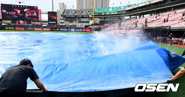 5일 오후 수원 KT위즈파크에서 ‘2023 신한은행 SOL KBO 포스트시즌 플레이오프’ 5차전 KT 위즈와 NC 다이노스의 경기가 열린다.경기를 앞두고 KT 그라운드 키퍼들이 방수포의 물을 빼고 있다. 2023.11.05 / dreamer@osen.co.kr