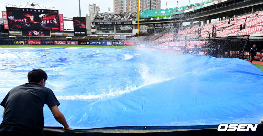 5일 오후 수원 KT위즈파크에서 ‘2023 신한은행 SOL KBO 포스트시즌 플레이오프’ 5차전 KT 위즈와 NC 다이노스의 경기가 열린다.경기를 앞두고 KT 그라운드 키퍼들이 방수포의 물을 빼고 있다. 2023.11.05 / dreamer@osen.co.kr