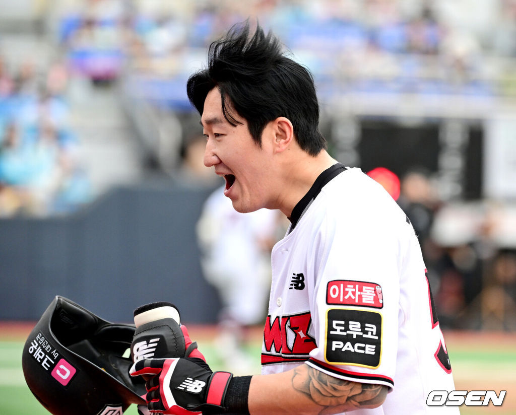 5일 오후 수원 KT위즈파크에서 ‘2023 신한은행 SOL KBO 포스트시즌 플레이오프’ 5차전 KT 위즈와 NC 다이노스의 경기가 열렸다.5회말 1사 1, 3루 상황 KT 김민혁이 동점 2타점 2루타를 날리고 2루에 안착한 뒤 대주자와 교체되며 더그아웃 동료들과 기뻐하고 있다. 2023.11.05 / dreamer@osen.co.kr