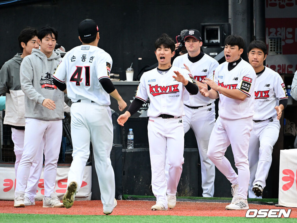 5일 오후 수원 KT위즈파크에서 ‘2023 신한은행 SOL KBO 포스트시즌 플레이오프’ 5차전 KT 위즈와 NC 다이노스의 경기가 열렸다.6회초 KT 손동현이 위기를 넘기며 동료선수들과 기뻐하고 있다.. 2023.11.05 /jpnews@osen.co.kr