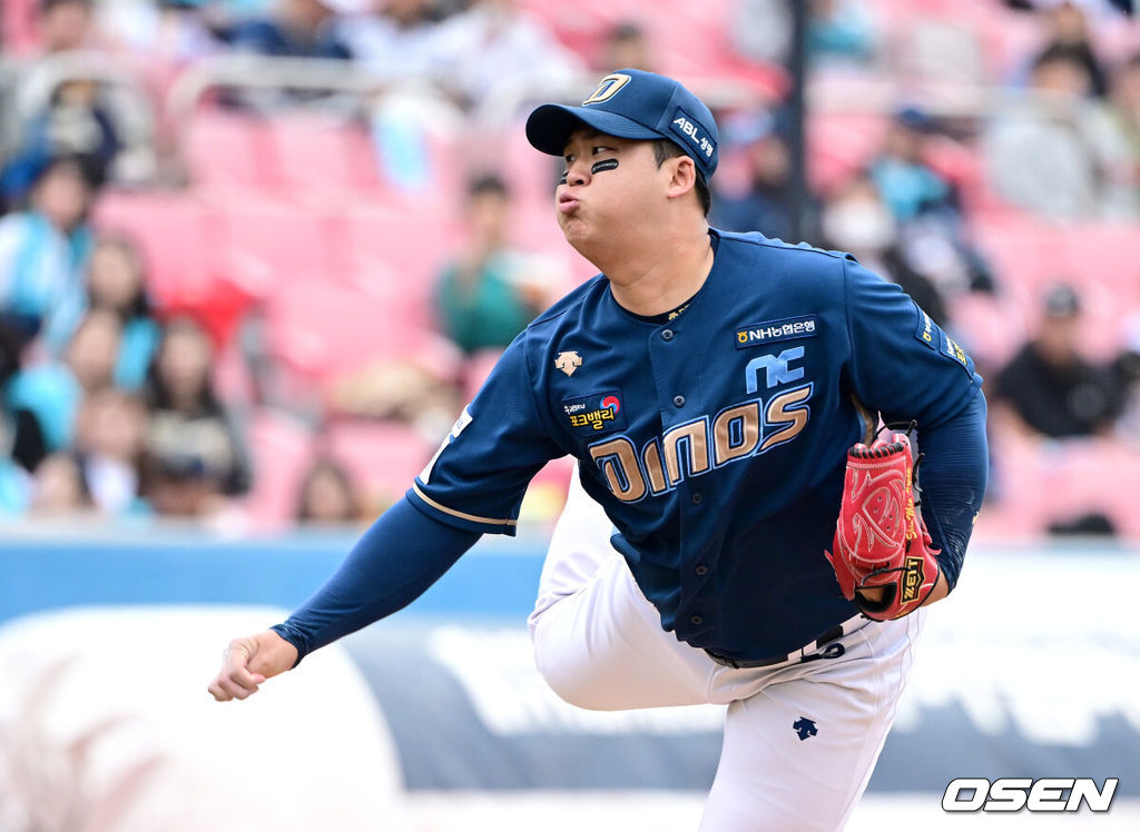 5일 오후 수원 KT위즈파크에서 ‘2023 신한은행 SOL KBO 포스트시즌 플레이오프’ 5차전 KT 위즈와 NC 다이노스의 경기가 열렸다.1회말 NC 선발 신민혁이 힘차게 공을 뿌리고 있다. 2023.11.05 / dreamer@osen.co.kr