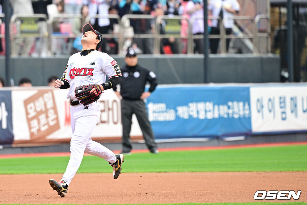 5일 오후 수원 KT위즈파크에서 ‘2023 신한은행 SOL KBO 포스트시즌 플레이오프’ 5차전 KT 위즈와 NC 다이노스의 경기가 열렸다.3회초 1사 주자없는 상황 NC 김형준의 땅볼 타구를 놓치며 실책을 범한 KT 유격수 김상수가 아쉬워하고 있다. 2023.11.05 / dreamer@osen.co.kr