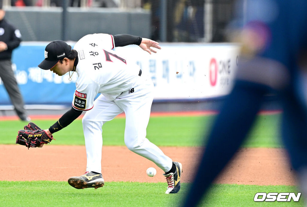 5일 오후 수원 KT위즈파크에서 ‘2023 신한은행 SOL KBO 포스트시즌 플레이오프’ 5차전 KT 위즈와 NC 다이노스의 경기가 열렸다.3회초 1사 1루 상황 NC 김주원의 땅볼 타구 때 KT 유격수 김상수가 타구를 놓치고 있다. 2023.11.05 / dreamer@osen.co.kr