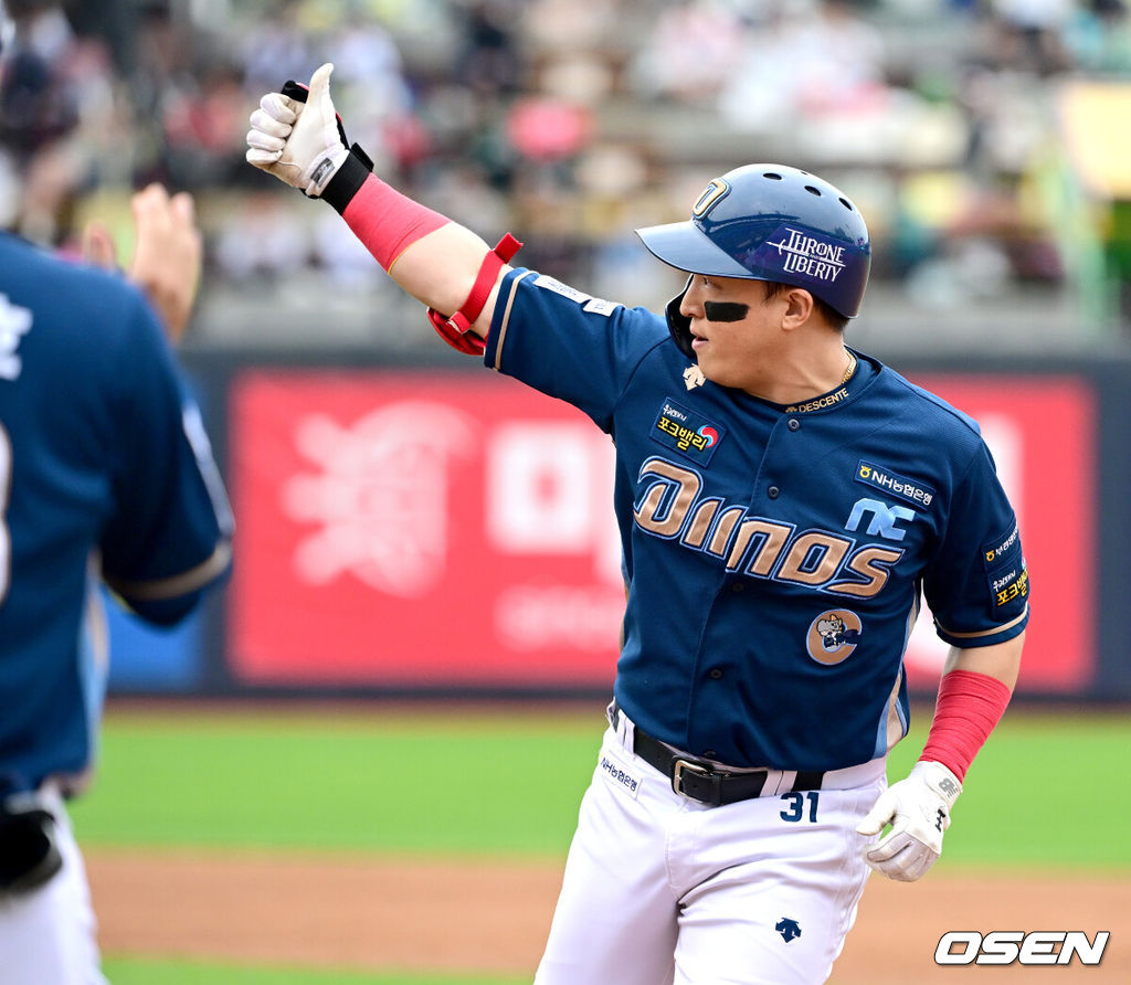 5일 오후 수원 KT위즈파크에서 ‘2023 신한은행 SOL KBO 포스트시즌 플레이오프’ 5차전 KT 위즈와 NC 다이노스의 경기가 열렸다.5회초 1사 3루 상황 NC 손아섭이 달아나는 1타점 적시타를 날리고 1루에 안착해 기뻐하고 있다. 2023.11.05 / dreamer@osen.co.kr