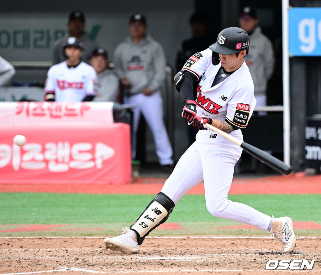 5일 오후 수원 KT위즈파크에서 ‘2023 신한은행 SOL KBO 포스트시즌 플레이오프’ 5차전 KT 위즈와 NC 다이노스의 경기가 열렸다.5회말 1사 1,3루에서 KT 김민혁이 동점 2타점 적시 2루타를 날리고 있다. 2023.11.05 /jpnews@osen.co.kr