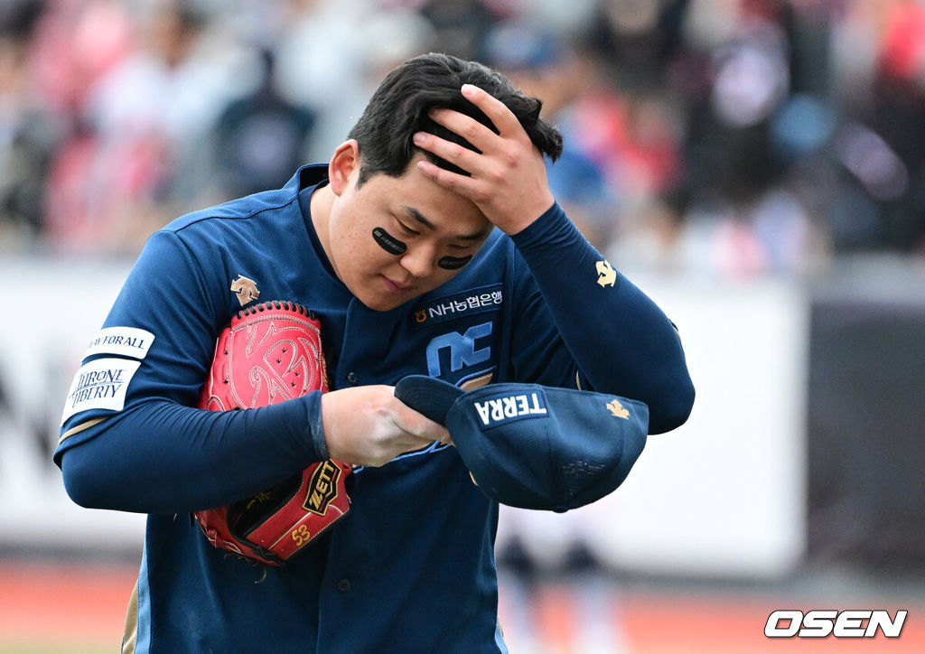 5일 오후 수원 KT위즈파크에서 ‘2023 신한은행 SOL KBO 포스트시즌 플레이오프’ 5차전 KT 위즈와 NC 다이노스의 경기가 열렸다.5회말 1사 1,3루에서 NC 신민혁이 KT 김민혁에 동점 2타점 적시 2루타를 허용하며 강판당하고 있다. 2023.11.05 /jpnews@osen.co.kr