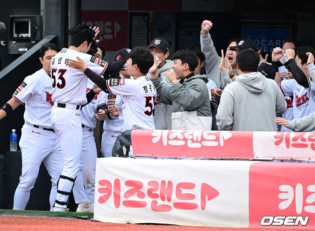 5일 오후 수원 KT위즈파크에서 ‘2023 신한은행 SOL KBO 포스트시즌 플레이오프’ 5차전 KT 위즈와 NC 다이노스의 경기가 열렸다.5회말 1사 1,3루에서 KT 김민혁이 동점 2타점 적시 2루타를 날리고 교체되며 동료선수들과 기뻐하고 있다. 2023.11.05 /jpnews@osen.co.kr