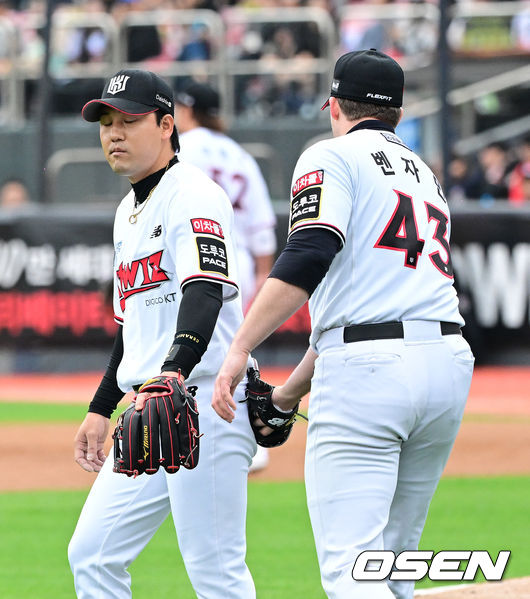 5일 오후 수원 KT위즈파크에서 ‘2023 신한은행 SOL KBO 포스트시즌 플레이오프’ 5차전 KT 위즈와 NC 다이노스의 경기가 열렸다.3회초 1사 1루에서 KT 김상수가 NC 김주원의 유격수 땅볼에 실책을 범하자 벤자민이 격려하고 있다. 2023.11.05 /jpnews@osen.co.kr