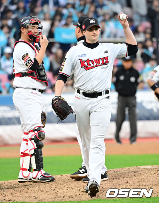 5일 오후 수원 KT위즈파크에서 ‘2023 신한은행 SOL KBO 포스트시즌 플레이오프’ 5차전 KT 위즈와 NC 다이노스의 경기가 열렸다.6회초 무사 1루 상황 KT 선발 벤자민이 마운드를 내려가고 있다. 2023.11.05 / dreamer@osen.co.kr