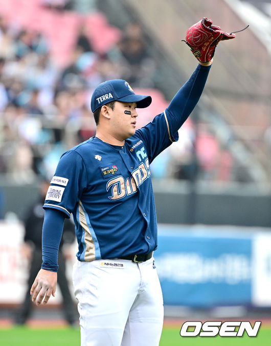 5일 오후 수원 KT위즈파크에서 ‘2023 신한은행 SOL KBO 포스트시즌 플레이오프’ 5차전 KT 위즈와 NC 다이노스의 경기가 열렸다.1회말 1사 주자없는 상황 KT 황재균의 우익수 플라이 때 NC 선발 신민혁이 박건우를 향해 인사하고 있다. 2023.11.05 / dreamer@osen.co.kr