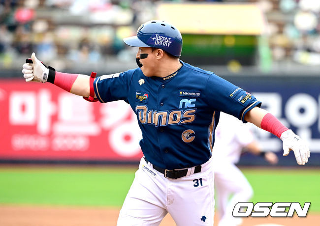 5일 오후 수원 KT위즈파크에서 ‘2023 신한은행 SOL KBO 포스트시즌 플레이오프’ 5차전 KT 위즈와 NC 다이노스의 경기가 열렸다.5회초 1사 3루 상황 NC 손아섭이 달아나는 1타점 적시타를 날리고 1루에 안착해 기뻐하고 있다. 2023.11.05 / dreamer@osen.co.kr