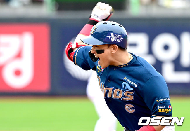 5일 오후 수원 KT위즈파크에서 ‘2023 신한은행 SOL KBO 포스트시즌 플레이오프’ 5차전 KT 위즈와 NC 다이노스의 경기가 열렸다.5회초 1사 3루 상황 NC 손아섭이 달아나는 1타점 적시타를 날리고 1루에 안착해 기뻐하고 있다. 2023.11.05 / dreamer@osen.co.kr