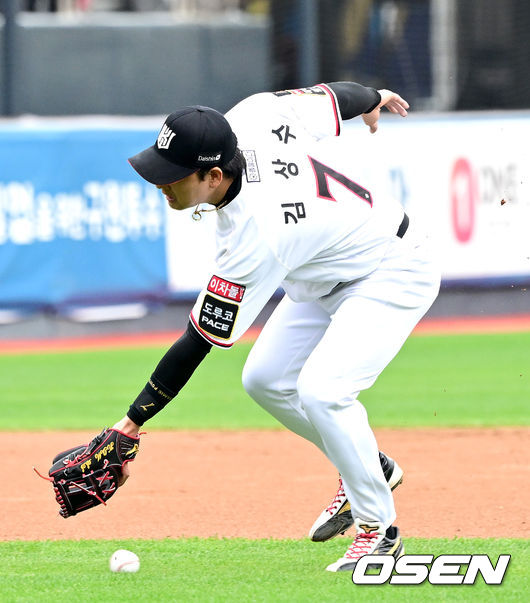 5일 오후 수원 KT위즈파크에서 ‘2023 신한은행 SOL KBO 포스트시즌 플레이오프’ 5차전 KT 위즈와 NC 다이노스의 경기가 열렸다.3회초 1사 1루 상황 NC 김주원의 땅볼 타구 때 KT 유격수 김상수가 타구를 놓치고 있다. 2023.11.05 / dreamer@osen.co.kr