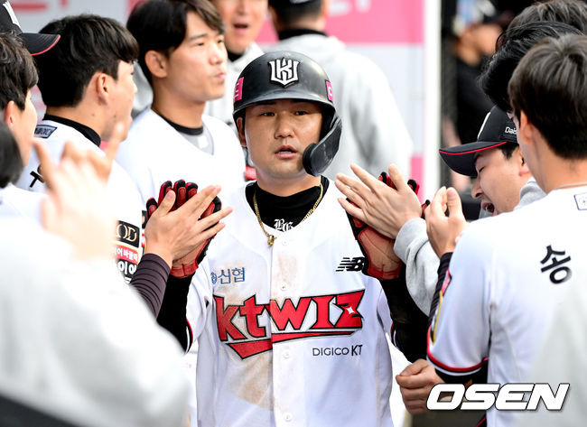 5일 오후 수원 KT위즈파크에서 ‘2023 신한은행 SOL KBO 포스트시즌 플레이오프’ 5차전 KT 위즈와 NC 다이노스의 경기가 열렸다.6회말 무사 만루 상황 KT 박병호의 병살타 때 득점을 올린 KT 김상수가 더그아웃 동료들과 인사를 나누고 있다. 2023.11.05 / 