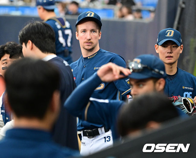 5일 오후 수원 KT위즈파크에서 ‘2023 신한은행 SOL KBO 포스트시즌 플레이오프’ 5차전 KT 위즈와 NC 다이노스의 경기가 열렸다.8회 공수교대에 NC 페디가 동료선수들을 격려하고 있다. 2023.11.05 /jpnews@osen.co.kr