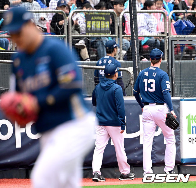 5일 오후 수원 KT위즈파크에서 ‘2023 신한은행 SOL KBO 포스트시즌 플레이오프’ 5차전 KT 위즈와 NC 다이노스의 경기가 열렸다.5회말 1사 1사 1, 3루 상황 NC 페디가 불펜으로 향하고 있다. 2023.11.05 / dreamer@osen.co.kr