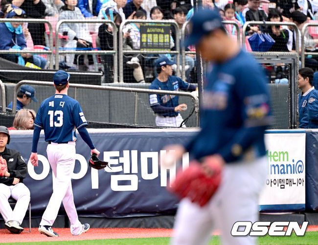 5일 오후 수원 KT위즈파크에서 ‘2023 신한은행 SOL KBO 포스트시즌 플레이오프’ 5차전 KT 위즈와 NC 다이노스의 경기가 열렸다.5회말 1사 1사 1, 3루 상황 NC 페디가 불펜으로 향하고 있다. 2023.11.05 / dreamer@osen.co.kr