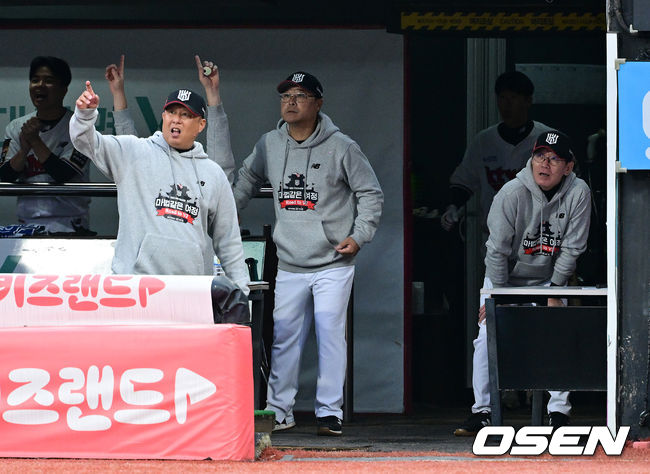 5일 오후 수원 KT위즈파크에서 ‘2023 신한은행 SOL KBO 포스트시즌 플레이오프’ 5차전 KT 위즈와 NC 다이노스의 경기가 열렸다.7회말 무사에서 KT 이강철 감독과 코칭스태프가 문상철의 홈런성 파울 타구를 지켜보고 있다. 2023.11.05 /jpnews@osen.co.kr