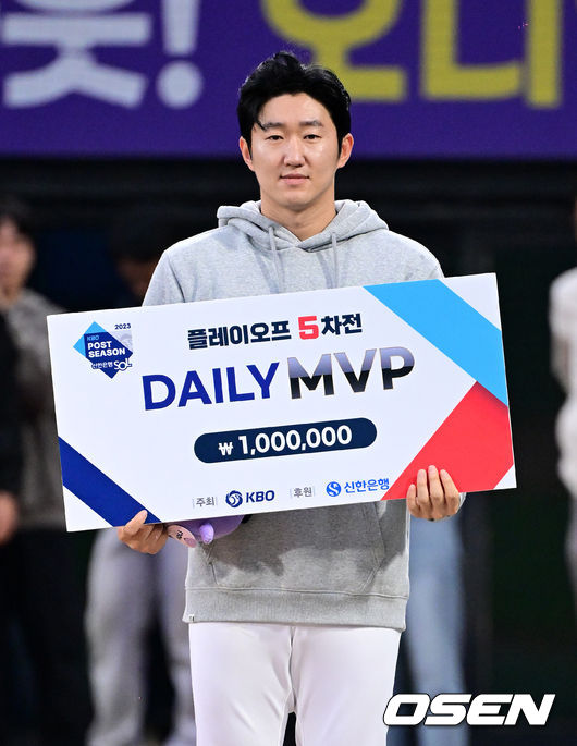 플레이오프 5차전 MVP KT 김민혁이 포즈를 취하고 있다. 2023.11.05 /jpnews@osen.co.kr