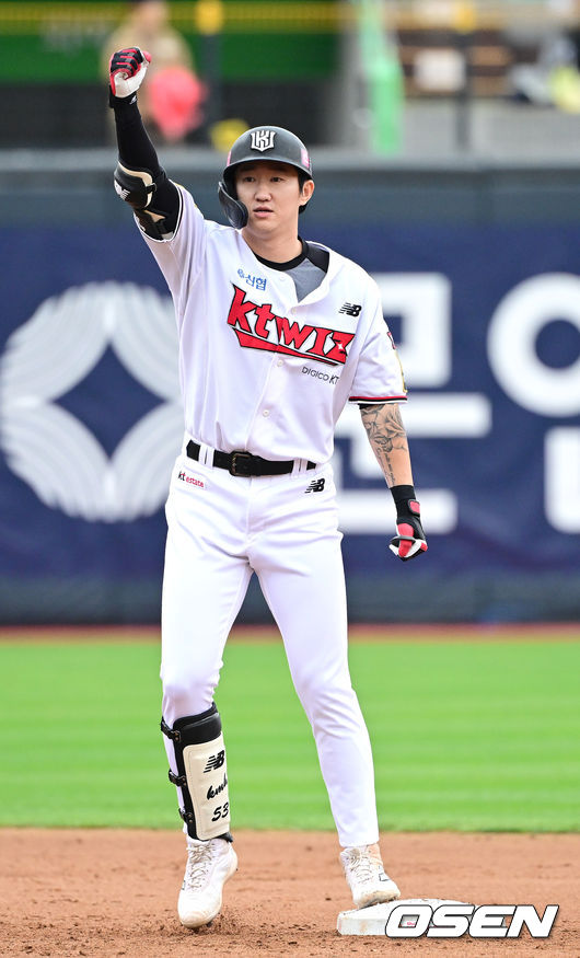 5일 오후 수원 KT위즈파크에서 ‘2023 신한은행 SOL KBO 포스트시즌 플레이오프’ 5차전 KT 위즈와 NC 다이노스의 경기가 열렸다.5회말 1사 1, 3루 상황 KT 김민혁이 동점 2타점 2루타를 날리고 2루에 안착해 기뻐하고 있다. 2023.11.05 / dreamer@osen.co.kr