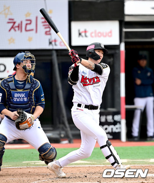 5일 오후 수원 KT위즈파크에서 ‘2023 신한은행 SOL KBO 포스트시즌 플레이오프’ 5차전 KT 위즈와 NC 다이노스의 경기가 열렸다.5회말 1사 1, 3루 상황 KT 김민혁이 동점 2타점 2루타를 날리고 있다. 2023.11.05 / dreamer@osen.co.kr