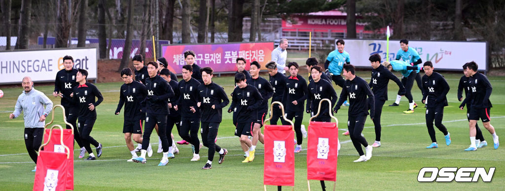 클린스만 감독이 이끄는 대한민국 축구 국가대표팀이 26일 오전 경기도 파주 국가대표트레이닝센터(NFC)에서 오는 28일 우루과이와의 평가전을 앞두고 훈련을 펼쳤다.A대표팀 선수들이 달리기로 몸을 풀고 있다. 2023.03.26 / dreamer@osen.co.kr