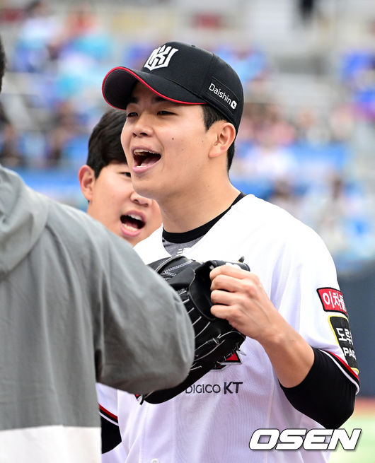 5일 오후 수원 KT위즈파크에서 ‘2023 신한은행 SOL KBO 포스트시즌 플레이오프’ 5차전 KT 위즈와 NC 다이노스의 경기가 열렸다.6회초 2사 2루 상황 NC 오영수를 내야 땅볼로 이끌며 실점없이 이닝을 막아낸 KT 투수 손동현이 환호하고 있다. 2023.11.05 / dreamer@osen.co.kr