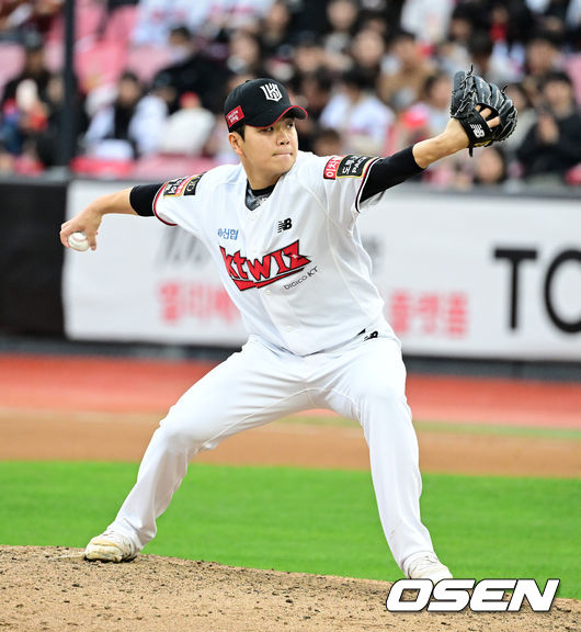 5일 오후 수원 KT위즈파크에서 ‘2023 신한은행 SOL KBO 포스트시즌 플레이오프’ 5차전 KT 위즈와 NC 다이노스의 경기가 열렸다.6회초 무사 1루에서 KT 손동현이 마운드에 올라 역투하고 있다.. 2023.11.05 /jpnews@osen.co.kr