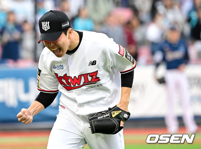 5일 오후 수원 KT위즈파크에서 ‘2023 신한은행 SOL KBO 포스트시즌 플레이오프’ 5차전 KT 위즈와 NC 다이노스의 경기가 열렸다.6회초 2사 2루 상황 NC 오영수를 내야 땅볼로 이끌며 실점없이 이닝을 막아낸 KT 투수 손동현이 환호하고 있다. 2023.11.05 / dreamer@osen.co.kr