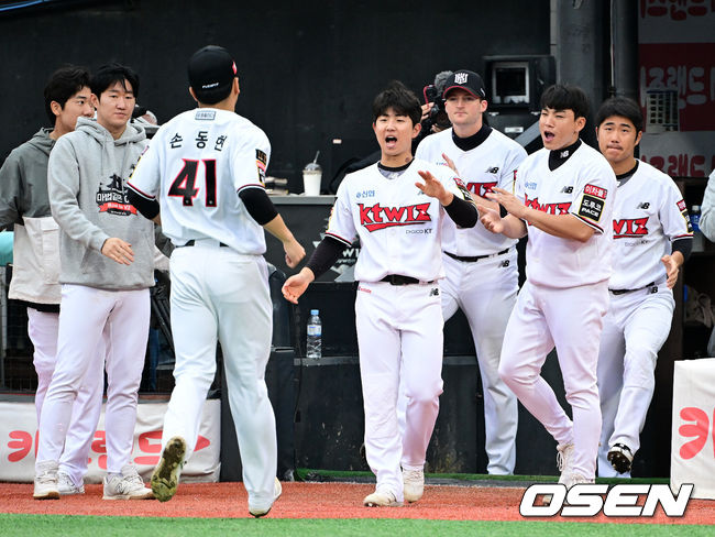 5일 오후 수원 KT위즈파크에서 ‘2023 신한은행 SOL KBO 포스트시즌 플레이오프’ 5차전 KT 위즈와 NC 다이노스의 경기가 열렸다.6회초 KT 손동현이 위기를 넘기며 동료선수들과 기뻐하고 있다.. 2023.11.05 /jpnews@osen.co.kr