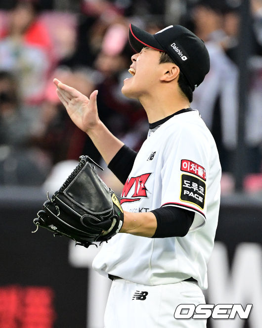 5일 오후 수원 KT위즈파크에서 ‘2023 신한은행 SOL KBO 포스트시즌 플레이오프’ 5차전 KT 위즈와 NC 다이노스의 경기가 열렸다.7회초 2사 2루에서 KT 손동현이 NC 서호철을 우익수 플라이로 처리하며 기뻐하고 있다.. 2023.11.05 /jpnews@osen.co.kr