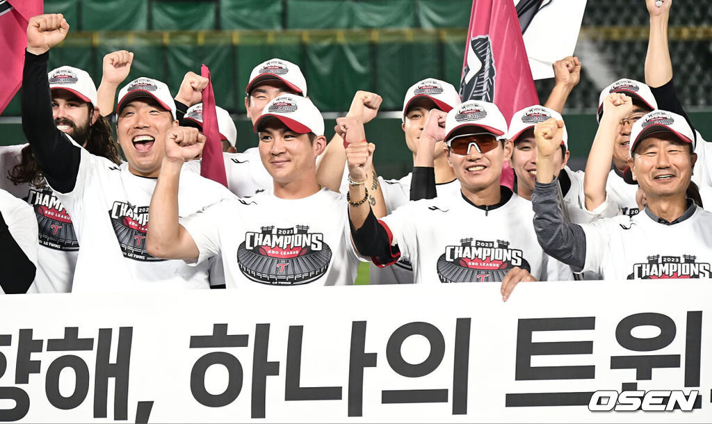 LG 염경엽 감독과 선수들이 29년 만의 정규시즌 우승 축하 세리머니를 하고 있다. / OSEN DB