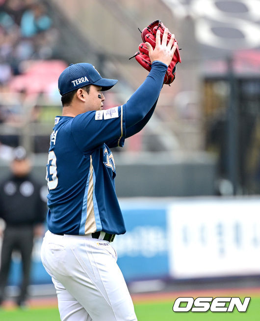 5일 오후 수원 KT위즈파크에서 ‘2023 신한은행 SOL KBO 포스트시즌 플레이오프’ 5차전 KT 위즈와 NC 다이노스의 경기가 열렸다.2회말 1사 주자없는 상황 KT 장성우의 외야 플라이 때 NC 선발 신민혁이 우익수 박건우의 좋은 수비에 박수 보내고 있다. 2023.11.05 / dreamer@osen.co.kr