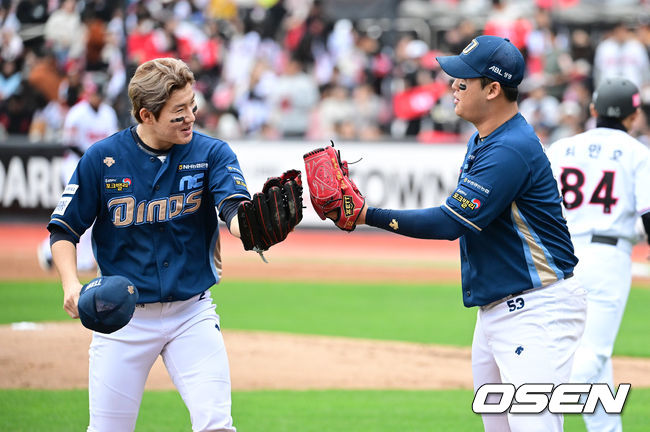 5일 오후 수원 KT위즈파크에서 ‘2023 신한은행 SOL KBO 포스트시즌 플레이오프’ 5차전 KT 위즈와 NC 다이노스의 경기가 열렸다.2회말 수비를 마친 NC 신민혁이 박민우와 하이파이브를 하고 있다. 2023.11.05 /jpnews@osen.co.kr