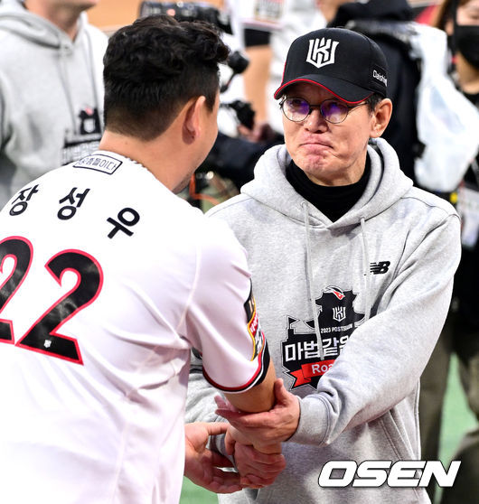 이강철 감독이 포수 장성우와 승리를 축하하고 있다./OSEN DB