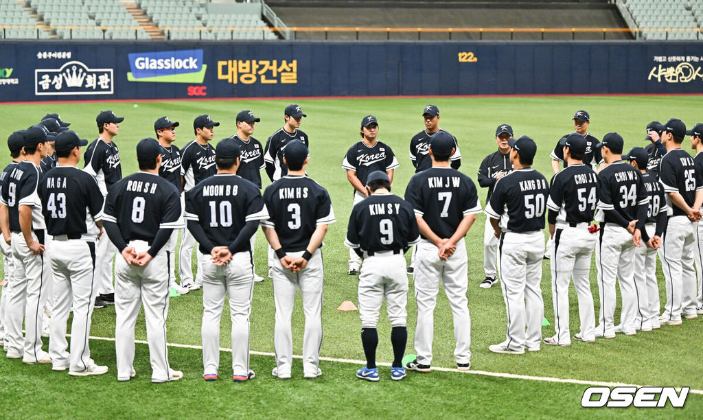 류중일 감독이 이끄는 항저우 아시안게임 야구 대표팀이 24일 오후 서울 고척스카이돔에서 공식훈련을 가졌다.훈련에 앞서 대표팀 선수들이 미팅을 갖고 있다.  2023.09.24 / soul1014@osen.co.kr