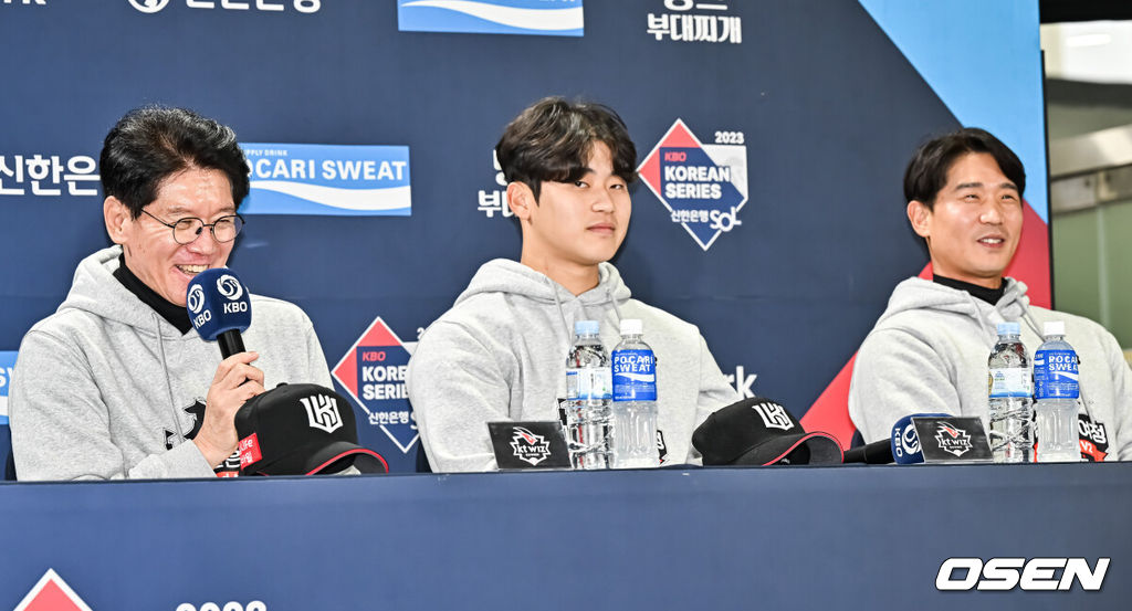 6일 오후 서울 잠실구장에서 2023 KBO 한국시리즈 미디어데이 행사가 진행됐다.KT 이강철 감독이 질문에 답하고 있다 2023.11.06 / soul1014@osen.co.kr