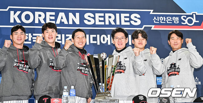 6일 오후 서울 잠실구장에서 2023 KBO 한국시리즈 미디어데이 행사가 진행됐다.LG 오지환과 임찬규, 염경엽 감독, KT 이강철 감독, 박영현, 박경수가 포즈를 취하고 있다.  2023.11.06 / 