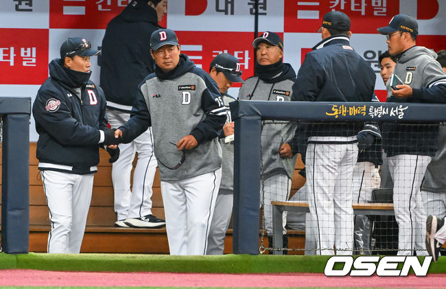 경기종료 후 KBO 팀 상대 첫승 거둔 두산 이승엽 감독이 코칭스태프와 악수를 나누고 있다. 2023.03.10 /  soul1014@osen.co.kr