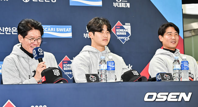 6일 오후 서울 잠실구장에서 2023 KBO 한국시리즈 미디어데이 행사가 진행됐다.KT 이강철 감독이 질문에 답하고 있다 2023.11.06 / soul1014@osen.co.kr