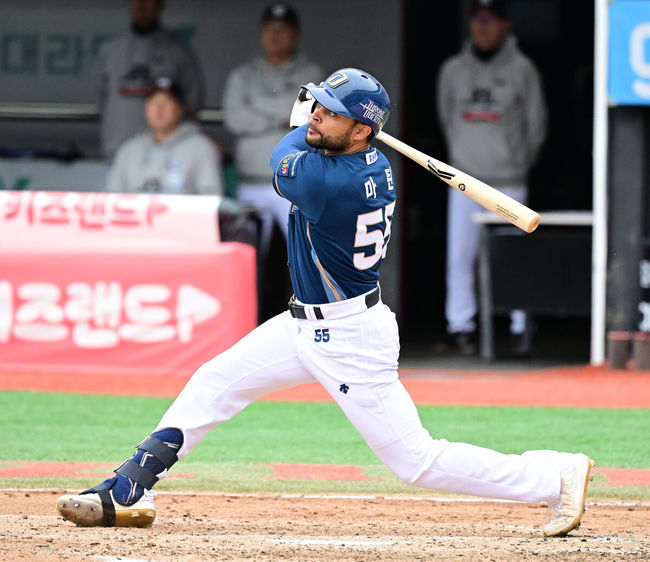 5일 오후 수원 KT위즈파크에서 ‘2023 신한은행 SOL KBO 포스트시즌 플레이오프’ 5차전 KT 위즈와 NC 다이노스의 경기가 열렸다.4회초 2사에서 NC 마틴이 좌익수 앞 2루타를 날리고 있다. 2023.11.05 /jpnews@osen.co.kr