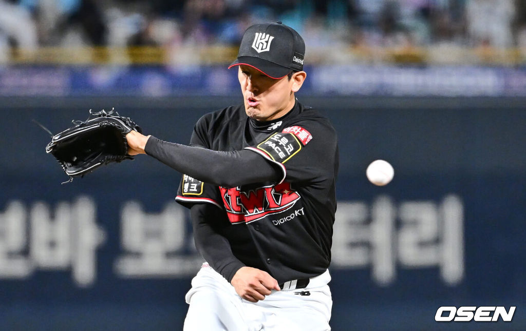 2일 창원 NC파크에서 2023 신한은행 SOL KBO 포스트시즌 플레이오프 NC 다이노스와 KT 위즈의 3차전 경기가 열렸다. KT 위즈 고영표가 3회말 2사 NC 다이노스 손아섭의 타구를 잡으려 시도하고 있다. 2023.11.02 / foto0307@osen.co.kr