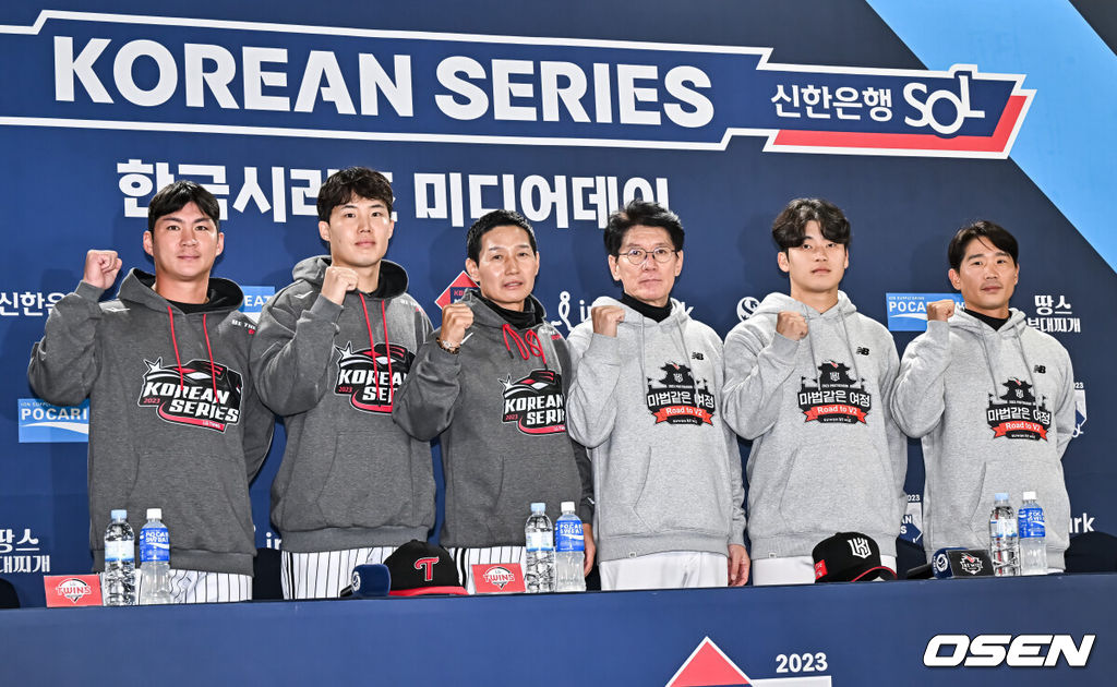 6일 오후 서울 잠실구장에서 2023 KBO 한국시리즈 미디어데이 행사가 진행됐다.LG 오지환과 임찬규, 염경엽 감독, KT 이강철 감독, 박영현, 박경수가 포즈를 취하고 있다. 2023.11.06 / soul1014@osen.co.kr