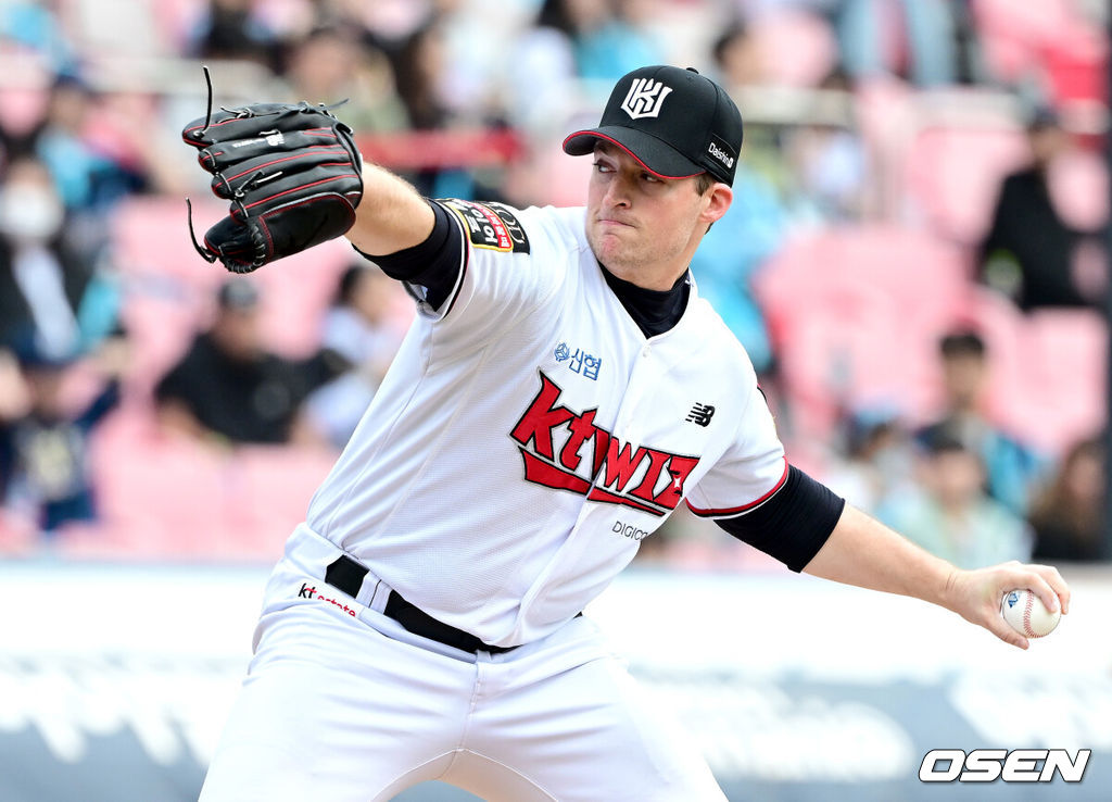 5일 오후 수원 KT위즈파크에서 ‘2023 신한은행 SOL KBO 포스트시즌 플레이오프’ 5차전 KT 위즈와 NC 다이노스의 경기가 열렸다.1회초 KT 선발 벤자민이 힘차게 공을 뿌리고 있다. 2023.11.05 / dreamer@osen.co.kr