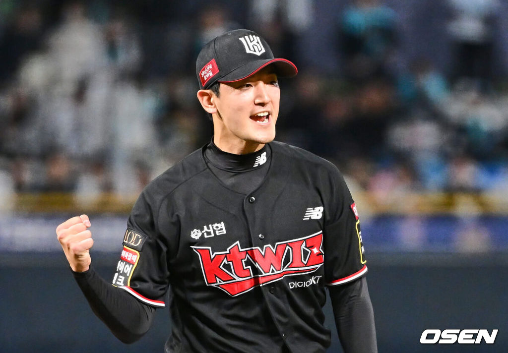 2일 창원 NC파크에서 2023 신한은행 SOL KBO 포스트시즌 플레이오프 NC 다이노스와 KT 위즈의 3차전 경기가 열렸다. KT 위즈 고영표가 6회말 2사 1루 NC 다이노스 박건우를 삼진으로 잡고 주먹 불끈 쥐며 환호하고 있다. 2023.11.02 / foto0307@osen.co.kr