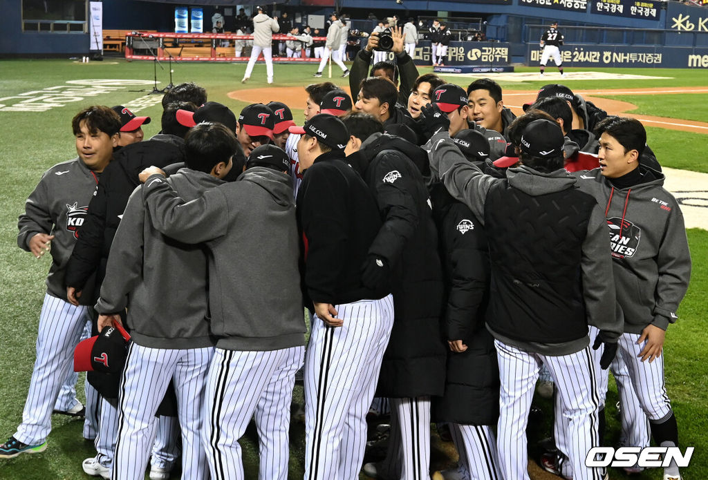 7일 오후 서울 잠실야구장에서 2023 KBO 프로야구 포스트시즌 한국시리즈 1차전 LG 트윈스와 KT 위즈의 경기가 열렸다.경기에 앞서 LG 선수들이 파이팅을 외치고 있다. 2023.11.07 /sunday@osen.co.kr