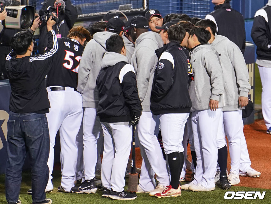 7일 잠실 NC파크에서 2023 신한은행 SOL KBO 포스트시즌 한국시리즈 LG 트윈스와 KT 위즈의 1차전 경기가 열렸다. KT 위즈 선수들이 경기전 선전을 다짐하고 있다. 2023.11.07 / foto0307@osen.co.kr