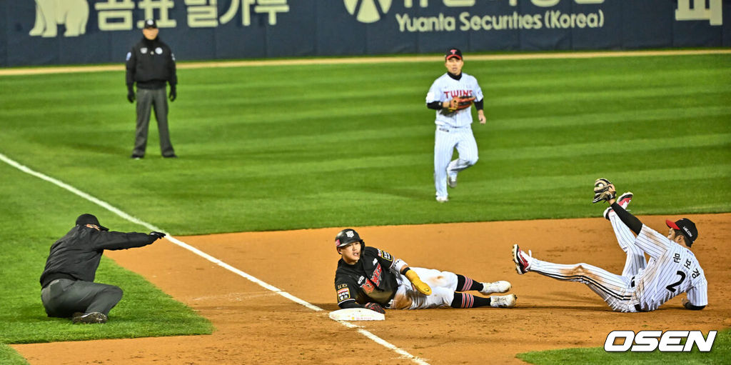 7일 잠실 NC파크에서 2023 신한은행 SOL KBO 포스트시즌 한국시리즈 LG 트윈스와 KT 위즈의 1차전 경기가 열렸다. KT 2루주자 배정대가 2회초 무사 1,2루 문상철의 병살타 때 3루를 노리다 LG 3루수 문보경에게 태그아웃되고 있다. 2023.11.07 / foto0307@osen.co.kr